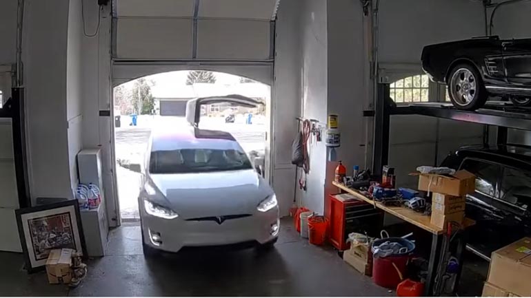 Διέλυσε την πόρτα του Tesla Model X